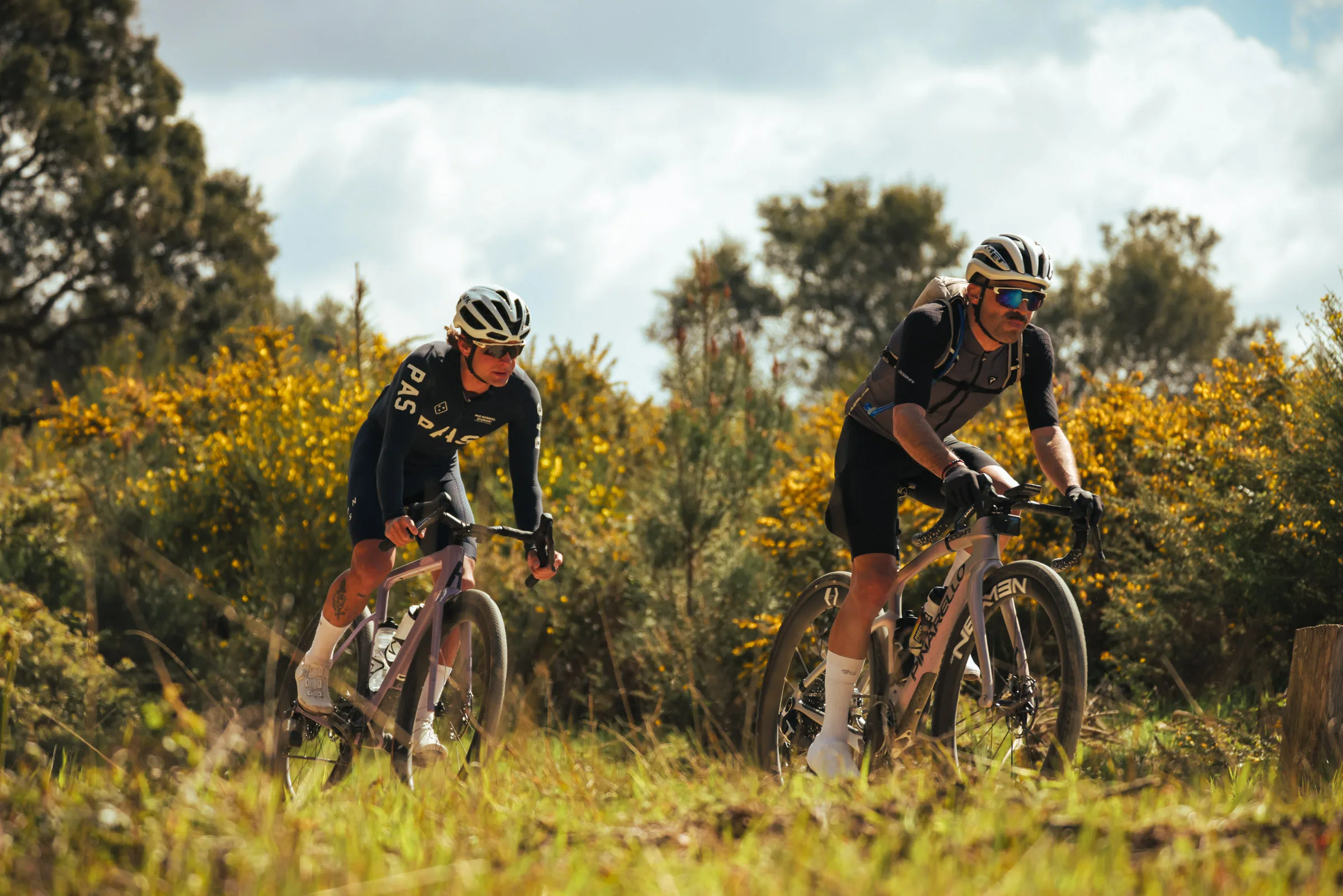 Deux riders dans les ajoncs en fleurs